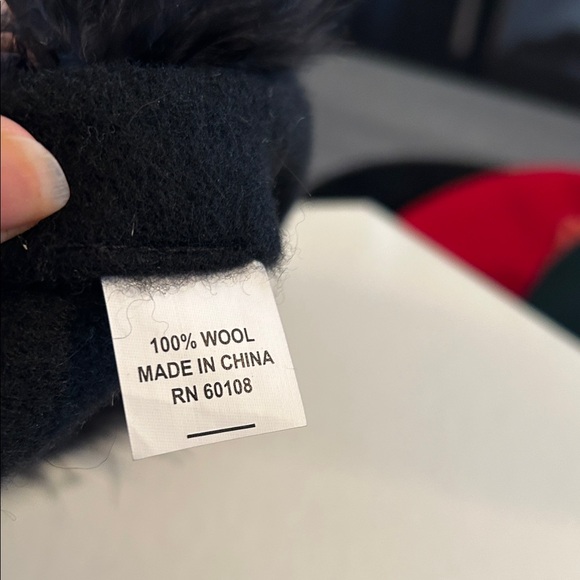 Stylish Beret Set in Red, Green, and Black - Picture 10 of 11